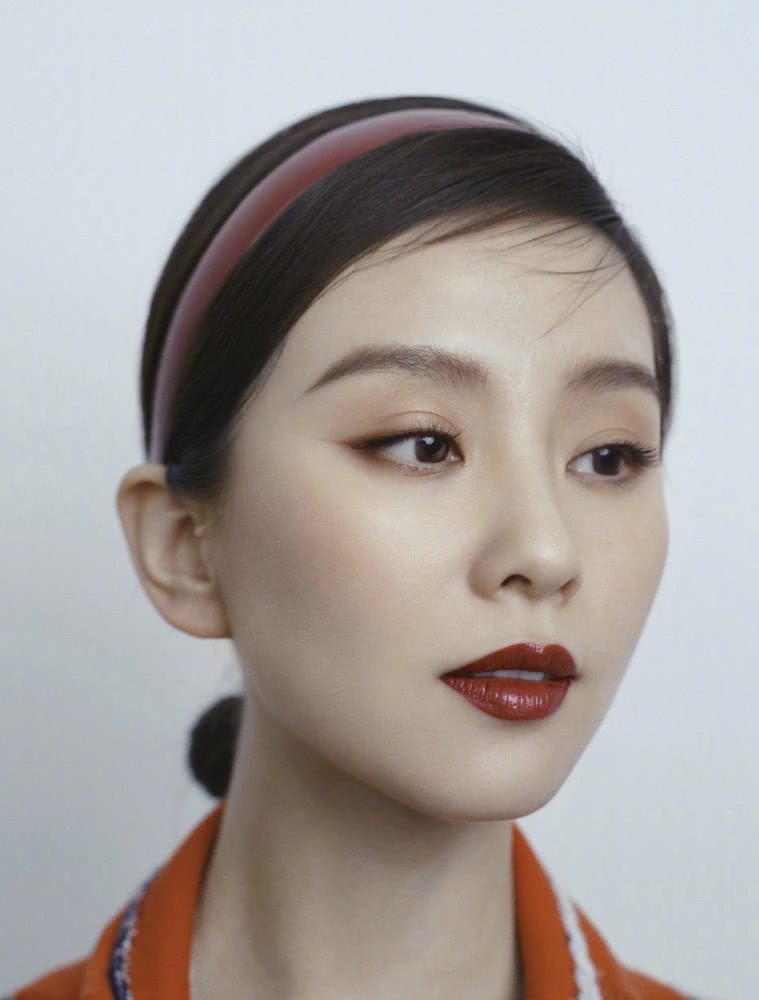 刘诗诗最新杂志大片曝光,戴多色发箍演绎小清新复古风,状态完美