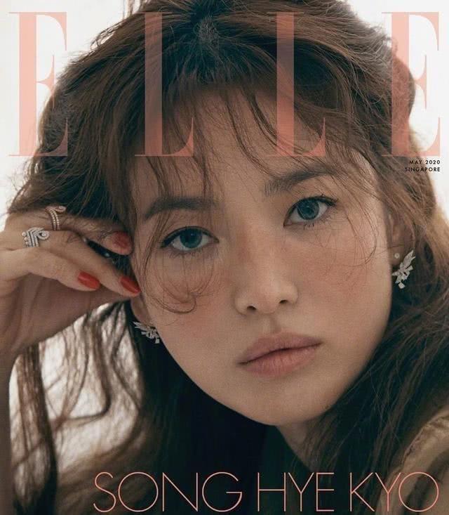 宋慧乔杂志大片曝光,羊毛卷配空气刘海性感妩媚,从容又慵懒