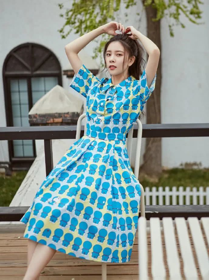 20岁女孩穿衣服多穿这种“动漫衣”，超减龄