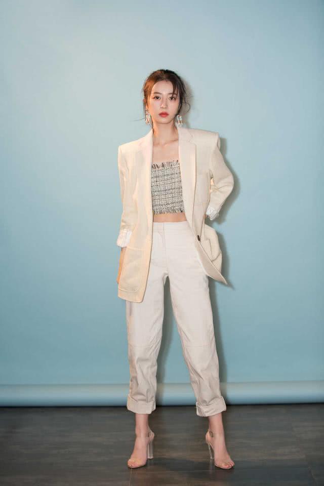 周雨彤穿抹胸上衣配高腰皮裤亮相,凸显好身材。