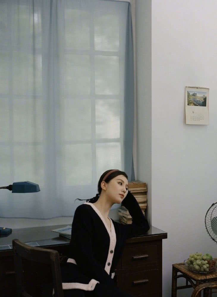 刘诗诗最新杂志大片曝光,戴多色发箍演绎小清新复古风,状态完美