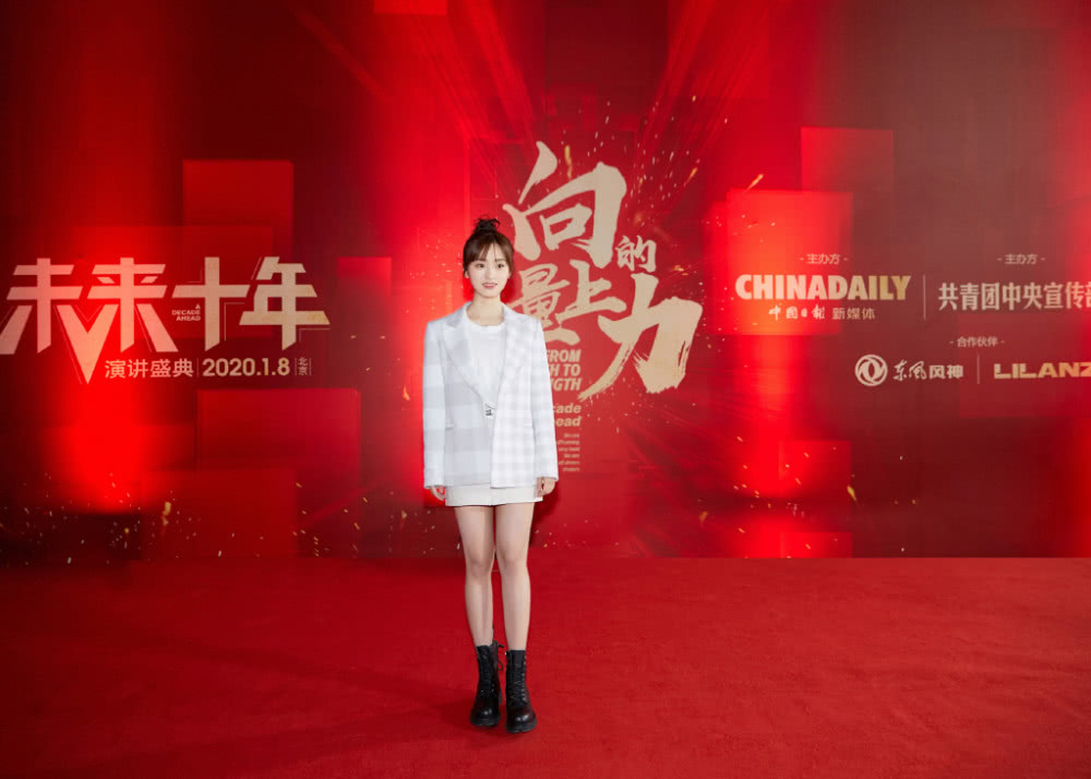 沈月花衬衫配西装凹出女强人气场,一点不像1米6
