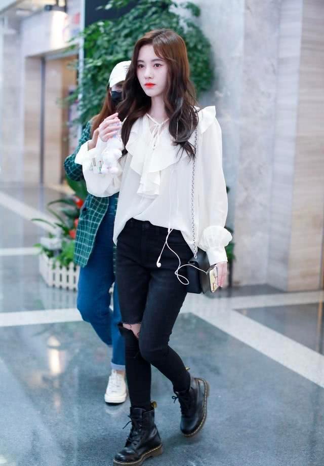 鞠婧祎机场街拍,小个子有大长腿离不开半身裙的功劳