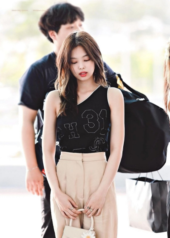 JENNIE穿西装在后背“挖”了个洞，效果却成00后最爱