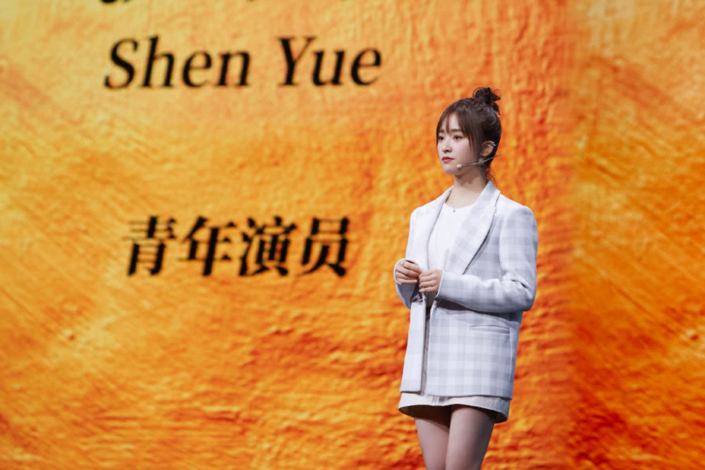 沈月花衬衫配西装凹出女强人气场,一点不像1米6