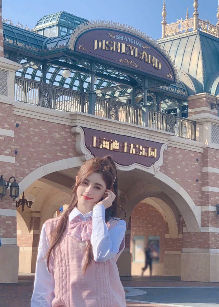 鞠婧祎去迪士尼像回自己家?穿JK制度秀美腿,P图技术太差变网红脸