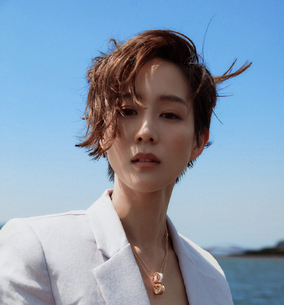 张钧甯短发太惊艳，配格子外套站海边，帅气得像换了个人