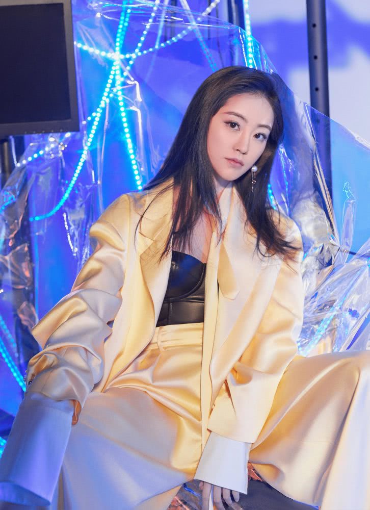 祝绪丹穿黑色裹胸秀美肌,配男友风西装性感又霸气