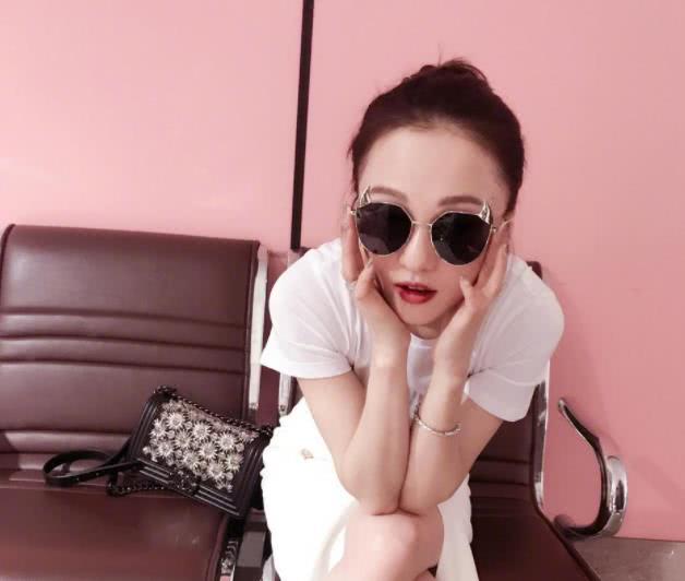 小个子张韶涵的穿衣打扮真时髦!这几套搭配技巧显高还有气质