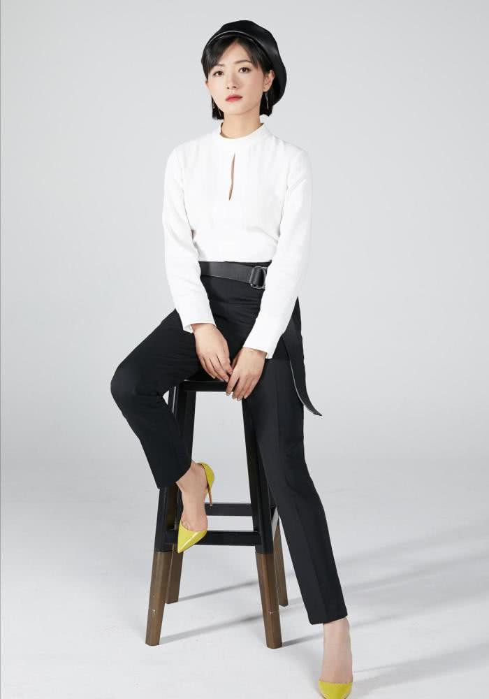 万茜白色碎钻连衣裙清丽淡雅,轻松穿出温柔气质