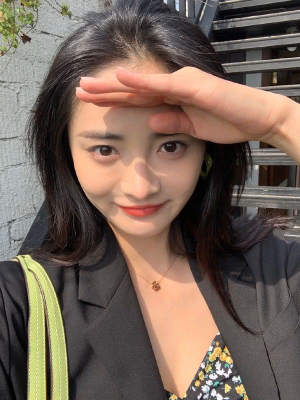 周洁琼示范初夏穿搭,西装里的碎花裙一般人真不敢穿