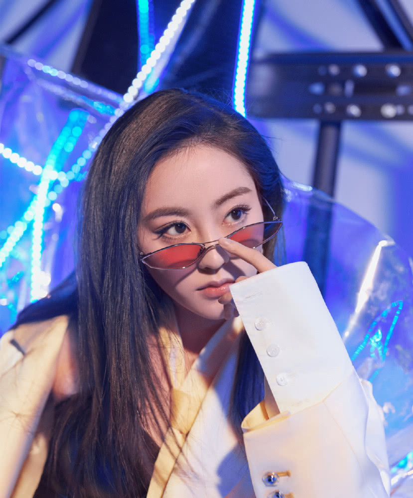 祝绪丹穿黑色裹胸秀美肌,配男友风西装性感又霸气