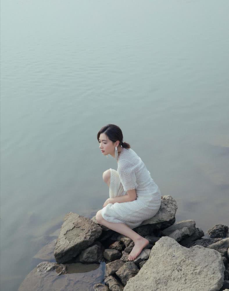 万茜白色碎钻连衣裙清丽淡雅,轻松穿出温柔气质