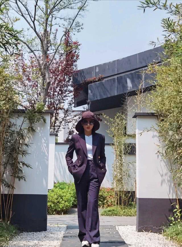 刘涛新造型气场全开,穿黑色西装配白T恤极简风格高级洋气