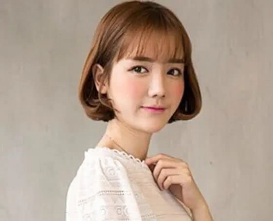 15款圆脸女生适合的短发发型，减龄瘦脸，提升气质！
