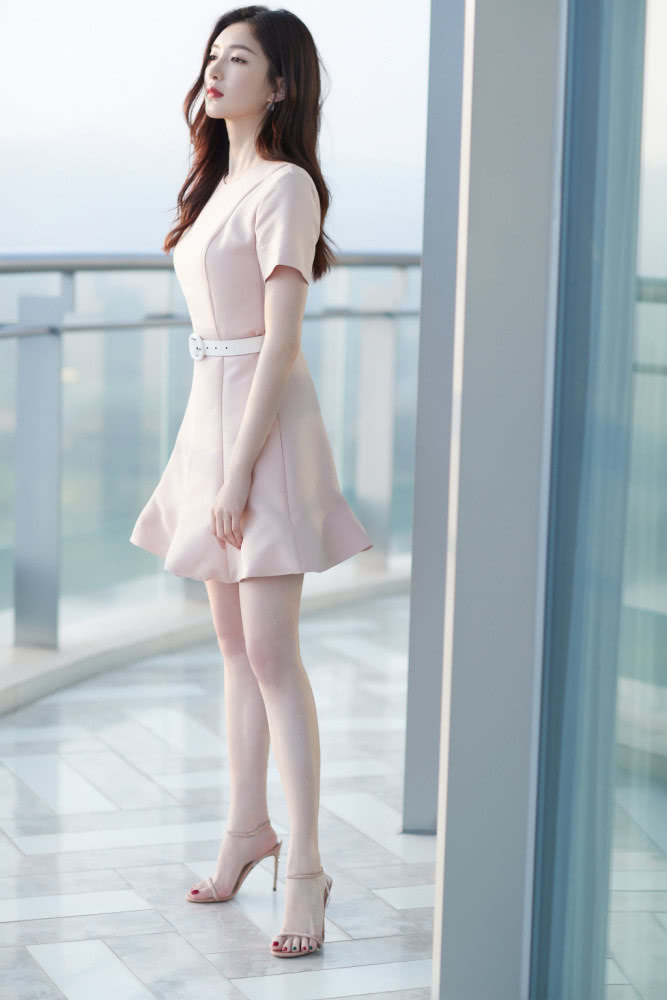 江疏影穿现代装满屏少女感,耳环真加分