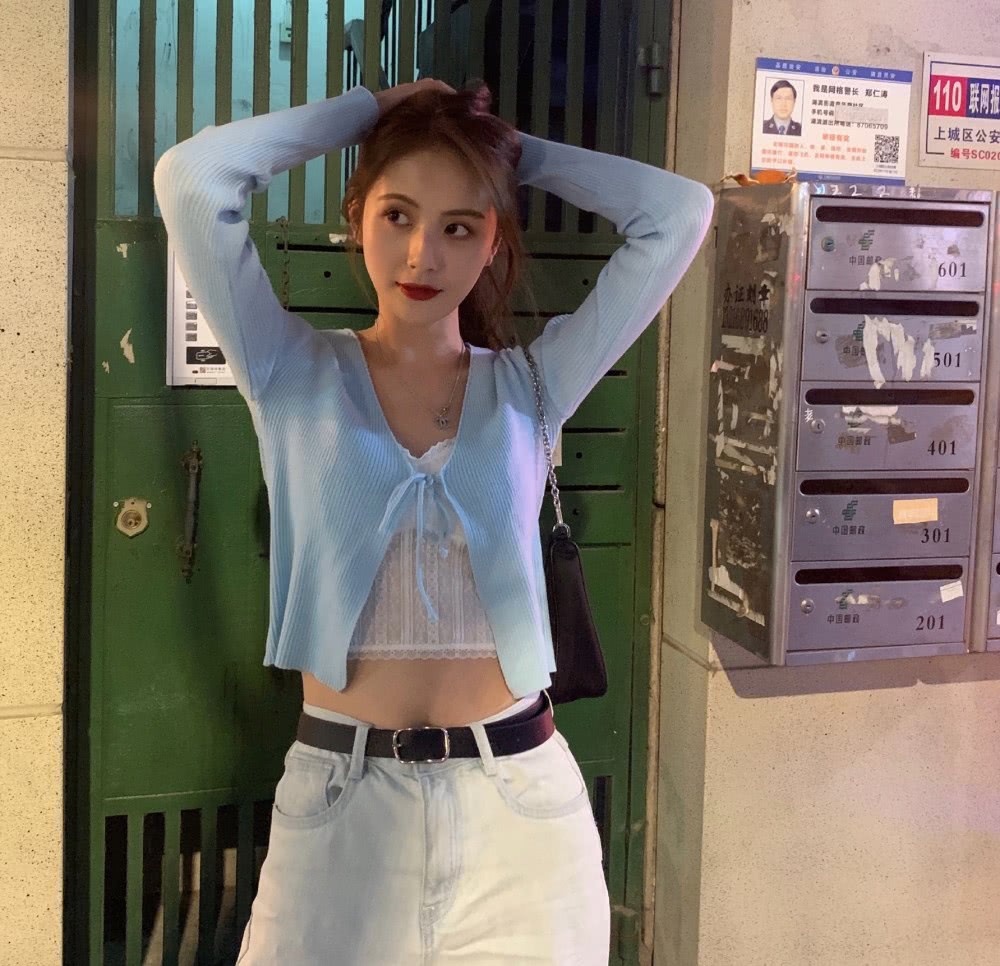 王思聪带新网红女友出街吃饭，亲密举动完全是热恋