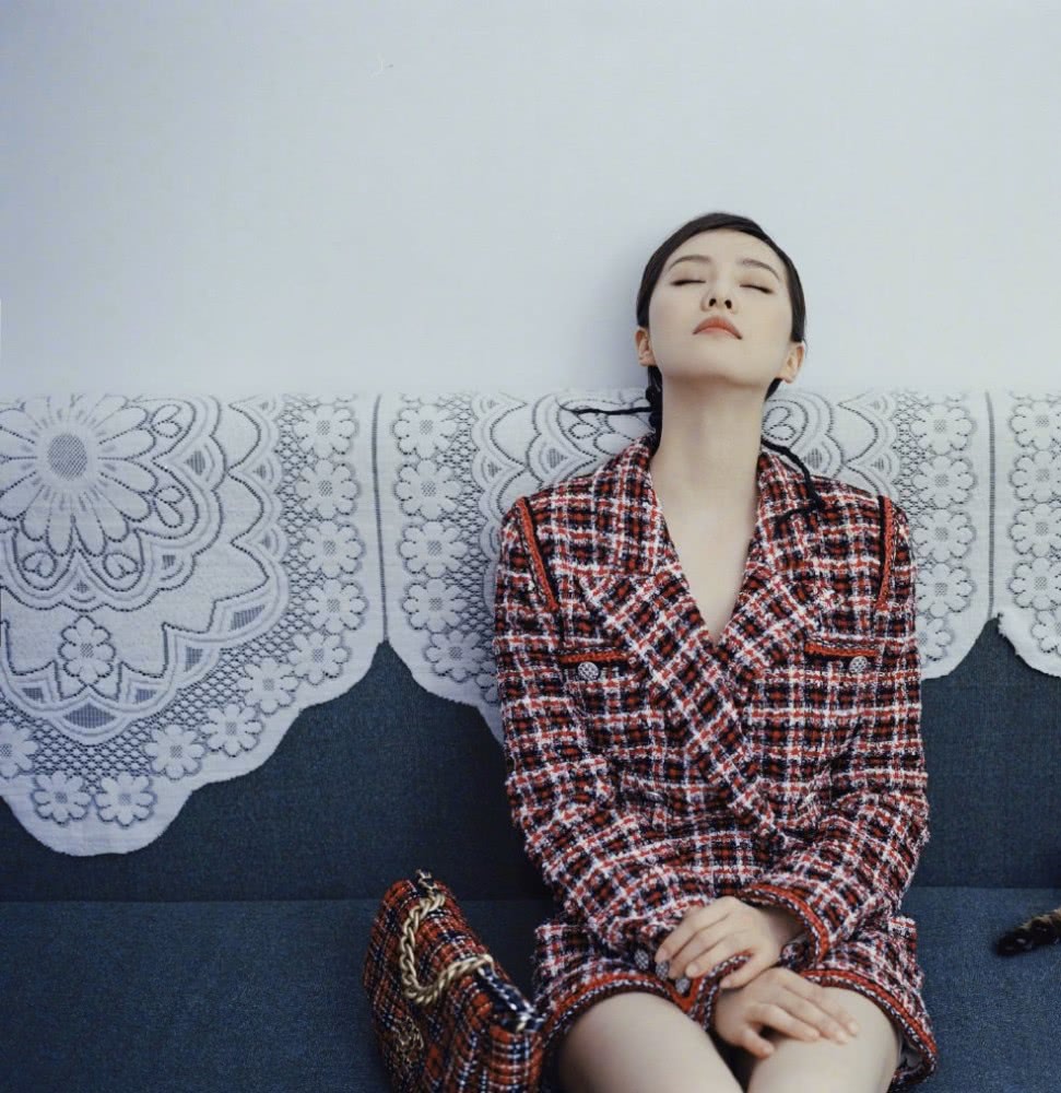 刘诗诗最新杂志大片曝光,戴多色发箍演绎小清新复古风,状态完美