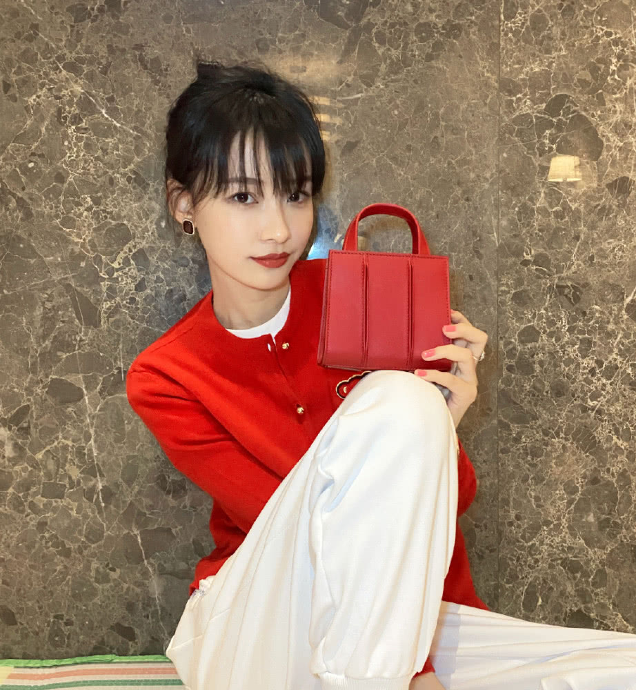 孙怡穿长裙甜似学生妹,丝毫看不出已结婚生子