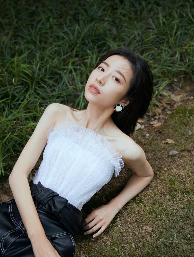 周雨彤穿抹胸上衣配高腰皮裤亮相,凸显好身材。