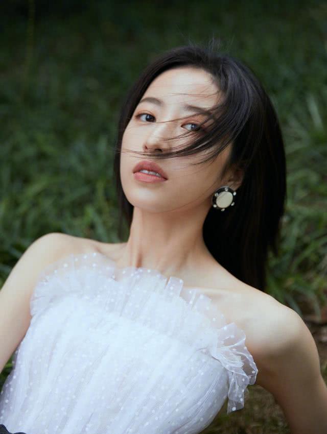 周雨彤穿抹胸上衣配高腰皮裤亮相,凸显好身材。