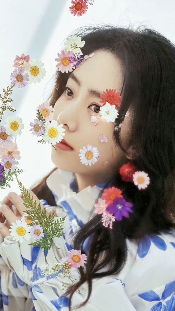 谭松韵最新照片造型甜美清新少女感十足，说18岁也会信