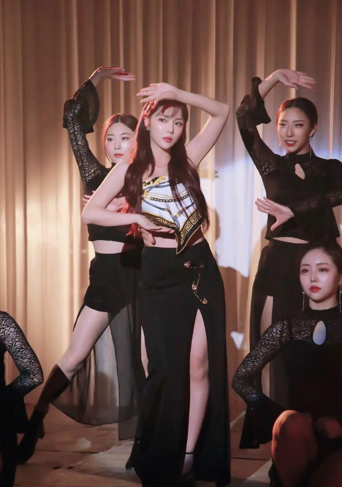 洪真英穿搭减龄又甜美,教你掌握微胖女生穿搭技巧