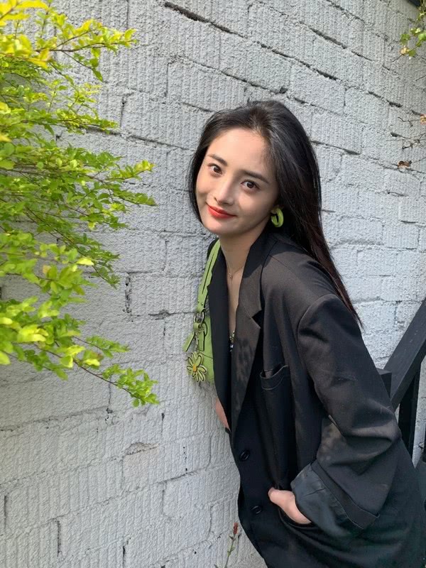 周洁琼示范初夏穿搭,西装里的碎花裙一般人真不敢穿