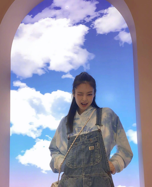 JENNIE穿西装在后背“挖”了个洞，效果却成00后最爱