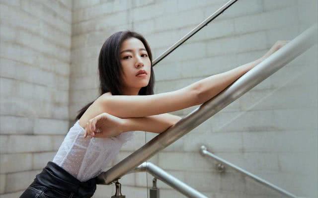 周雨彤穿抹胸上衣配高腰皮裤亮相,凸显好身材。