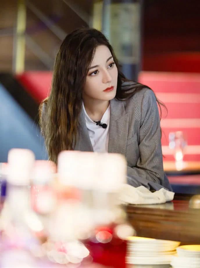 发量不够多的女人盯准这3款“小卷”就够了,披肩绑马尾都好看