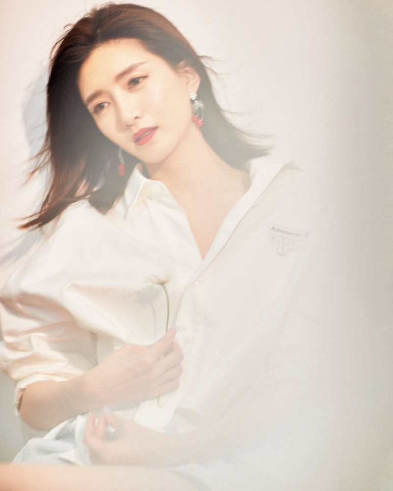 江疏影穿现代装满屏少女感,耳环真加分