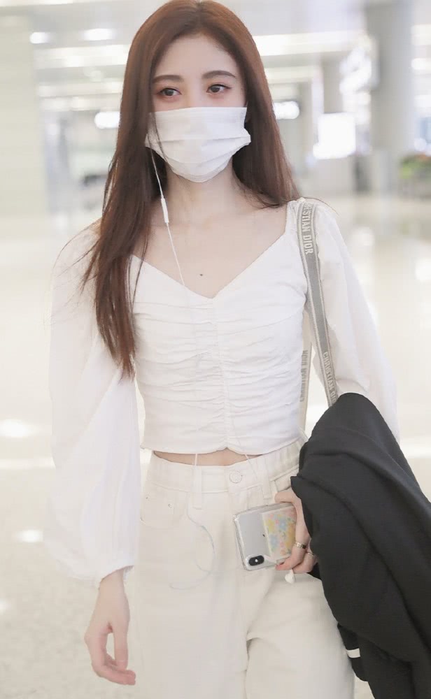 鞠婧祎去迪士尼像回自己家?穿JK制度秀美腿,P图技术太差变网红脸