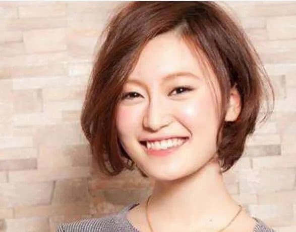 15款圆脸女生适合的短发发型，减龄瘦脸，提升气质！