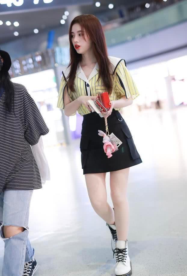 鞠婧祎机场街拍,小个子有大长腿离不开半身裙的功劳