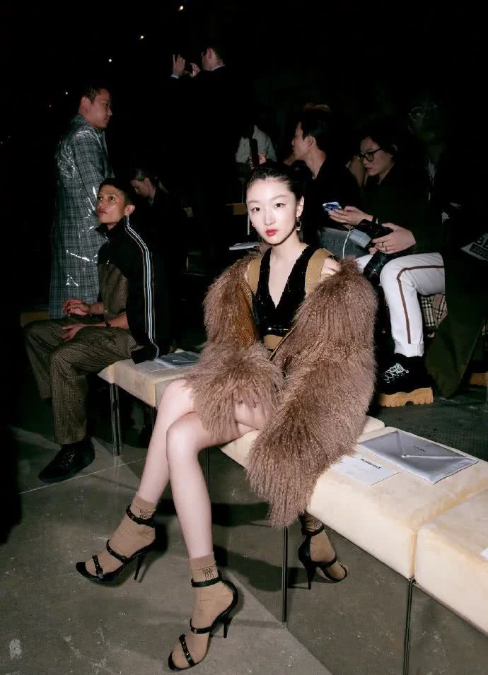 袜子搭配凉鞋太土？来看看杨幂、张子枫的正确搭法。爱了爱了