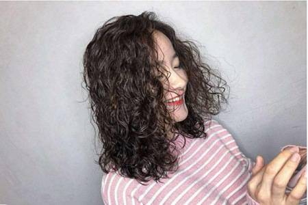 2020女生流行羊毛卷发型图片，短发长发烫减龄羊毛卷造型