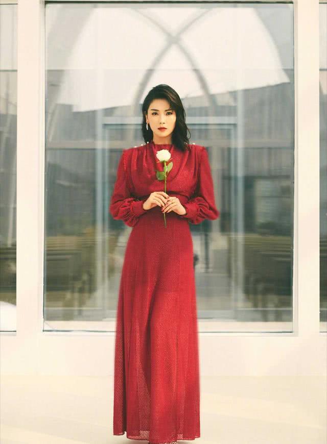 刘涛新造型气场全开,穿黑色西装配白T恤极简风格高级洋气