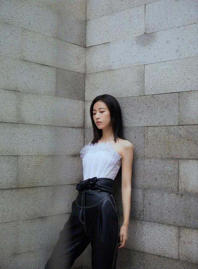 周雨彤穿抹胸上衣配高腰皮裤亮相,凸显好身材。