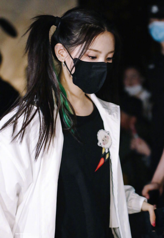 杨超越甜甜的穿搭风格尽显少女感,真是太美了