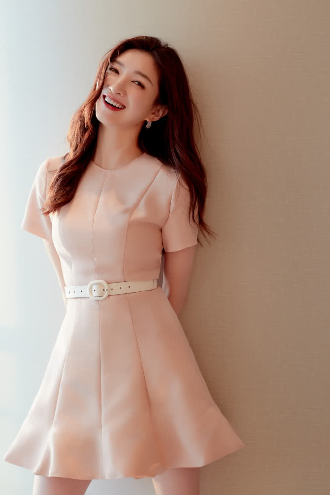 江疏影穿现代装满屏少女感,耳环真加分