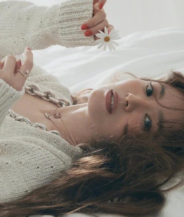 宋慧乔杂志大片曝光,羊毛卷配空气刘海性感妩媚,从容又慵懒