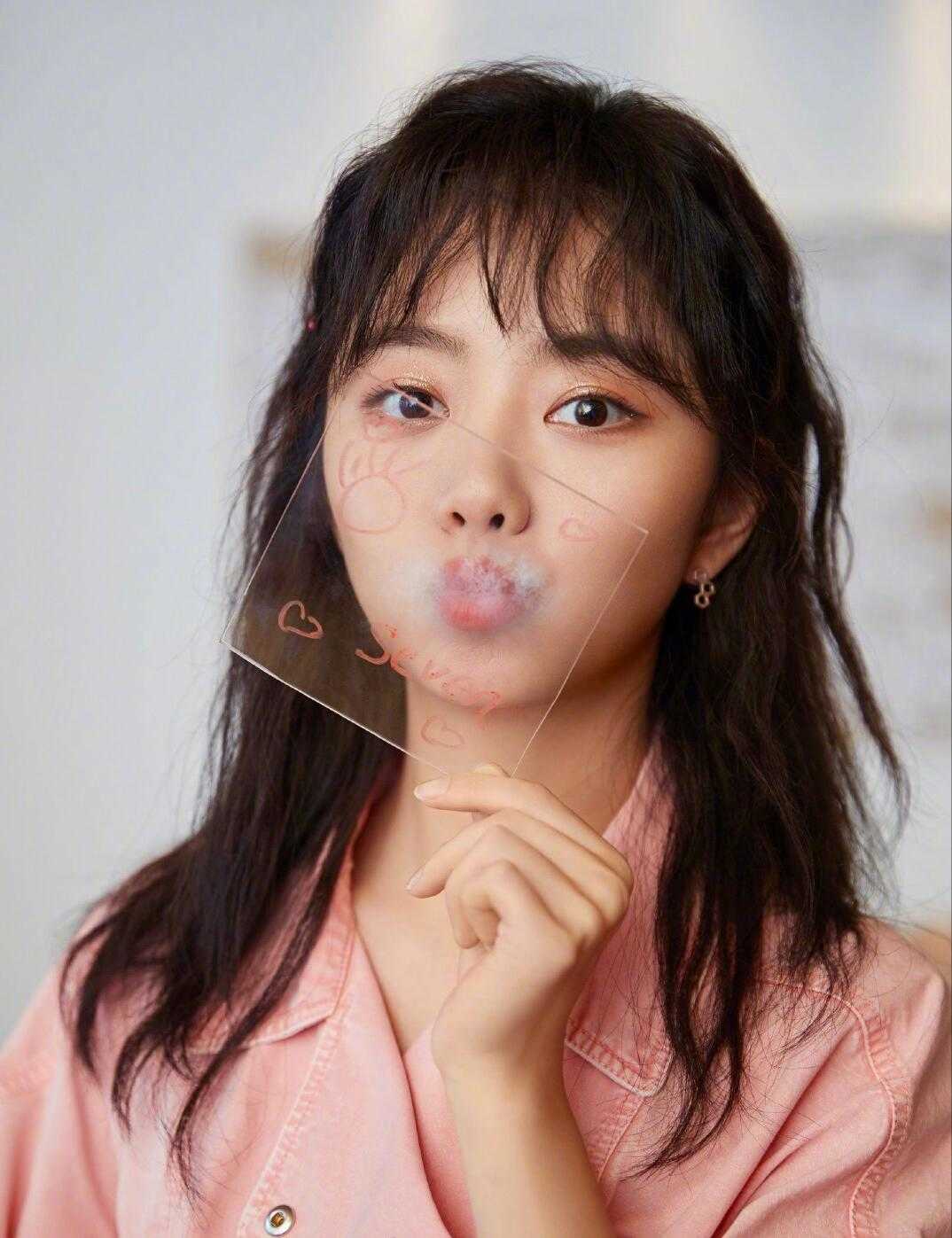 谭松韵身穿粉色套装少女感扑面而来,秀大长腿真吸睛