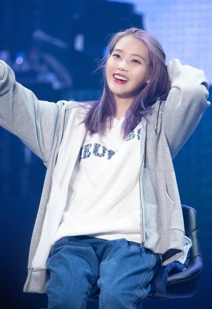 IU李知恩舞台SOLO，一身浅色穿搭气质甜美动人