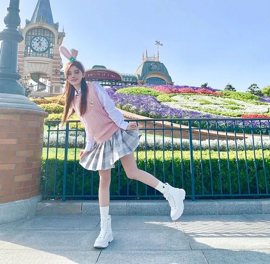 鞠婧祎去迪士尼像回自己家?穿JK制度秀美腿,P图技术太差变网红脸