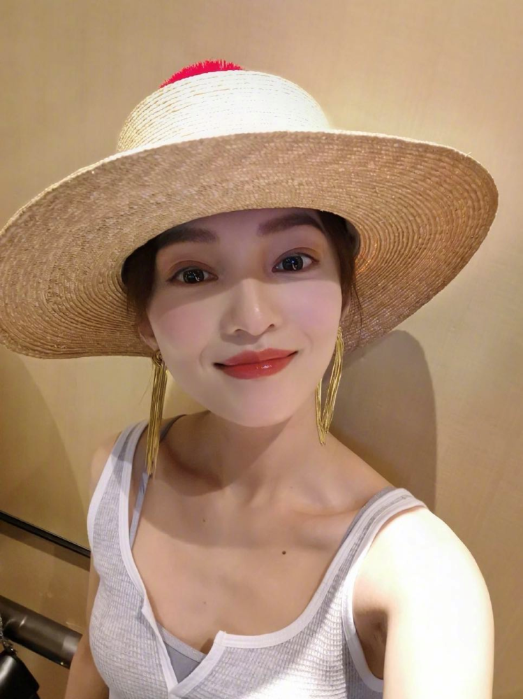 张韶涵小个子穿搭技巧非常不俗,时髦又迷人