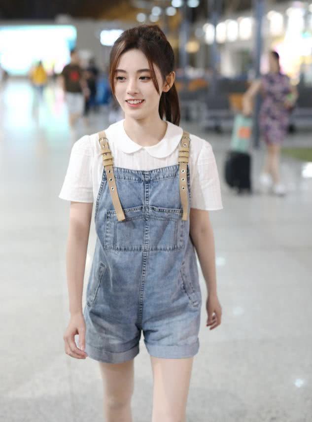 鞠婧祎机场街拍,小个子有大长腿离不开半身裙的功劳