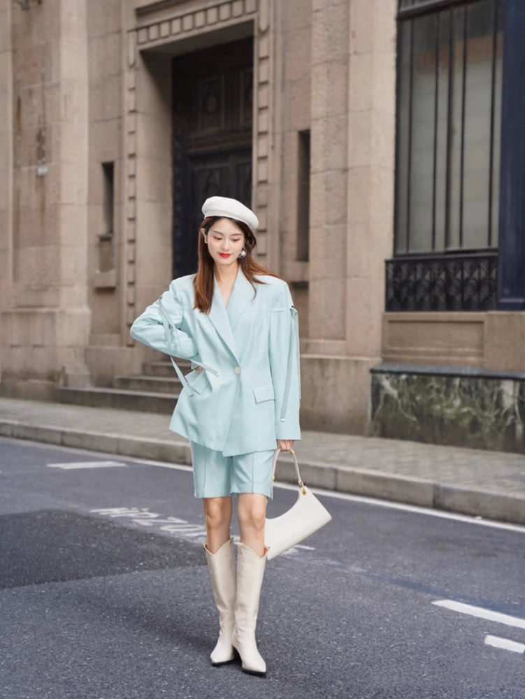 只会穿黑白灰？试试今年爆火的“初恋色”吧，显白还时尚