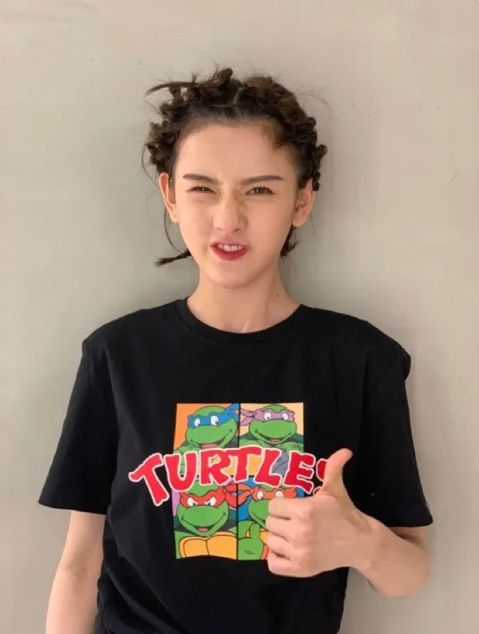 20岁女孩穿衣服多穿这种“动漫衣”，超减龄