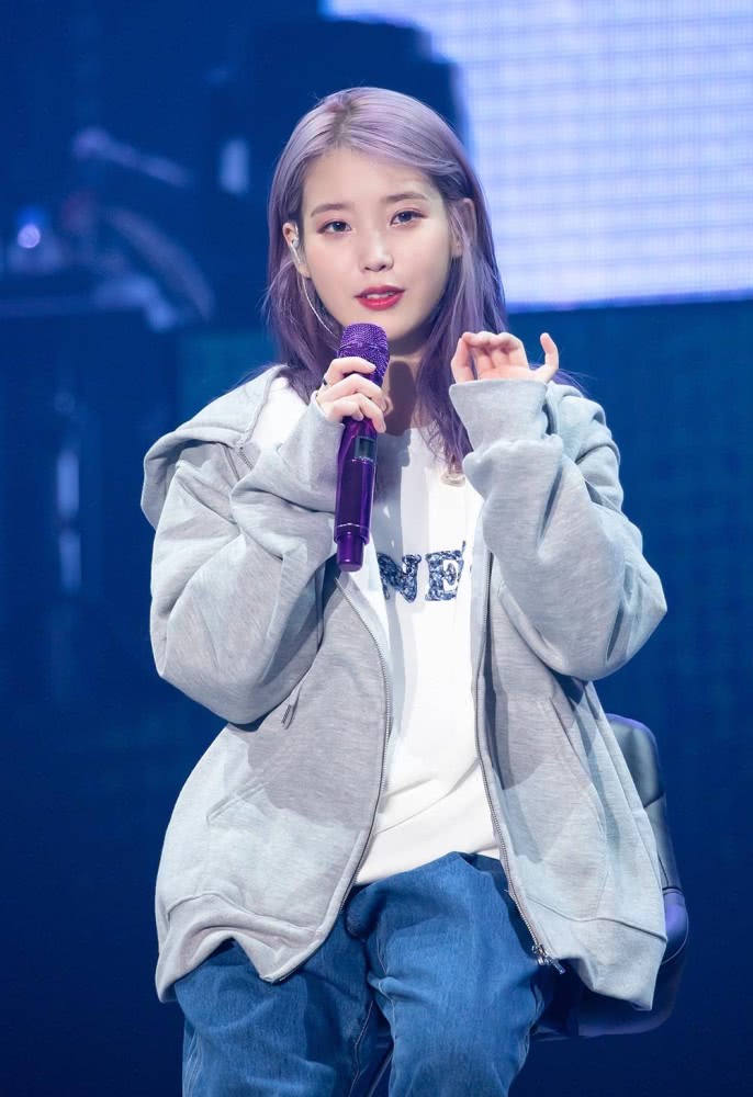 IU李知恩舞台SOLO，一身浅色穿搭气质甜美动人